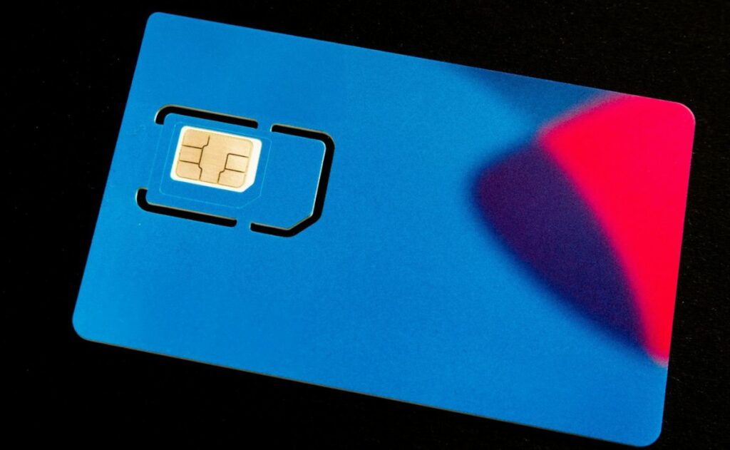 Registro celular: Venden chips presuntamente vinculados a CURP listos para usar