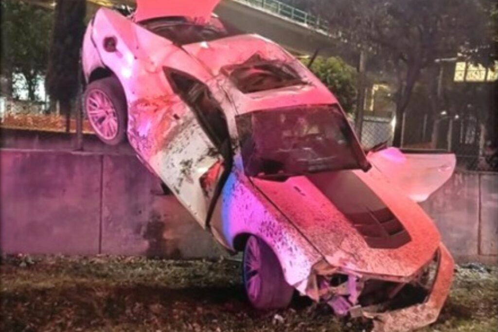 Auto deportivo choca contra muro del Tren Ligero, en CDMX; hay un muerto