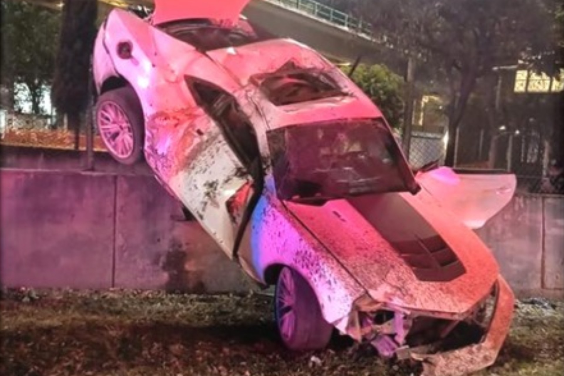 Auto deportivo choca contra muro del Tren Ligero en CDMX; hay un muerto Auto deportivo choca contra muro del Tren Ligero en CDMX; hay un muerto