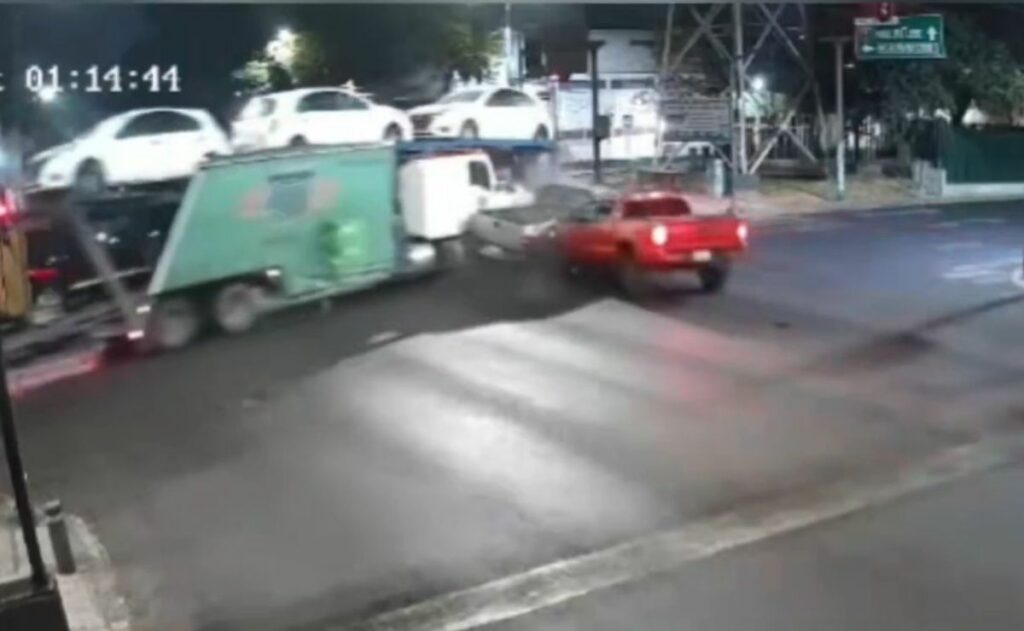 Video: Tráiler se pasa el alto, choca contra dos vehículos en Iztapalapa y se da a la fuga
