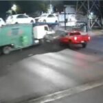 Video: Tráiler se pasa el alto, choca contra dos vehículos en Iztapalapa y se da a la fuga
