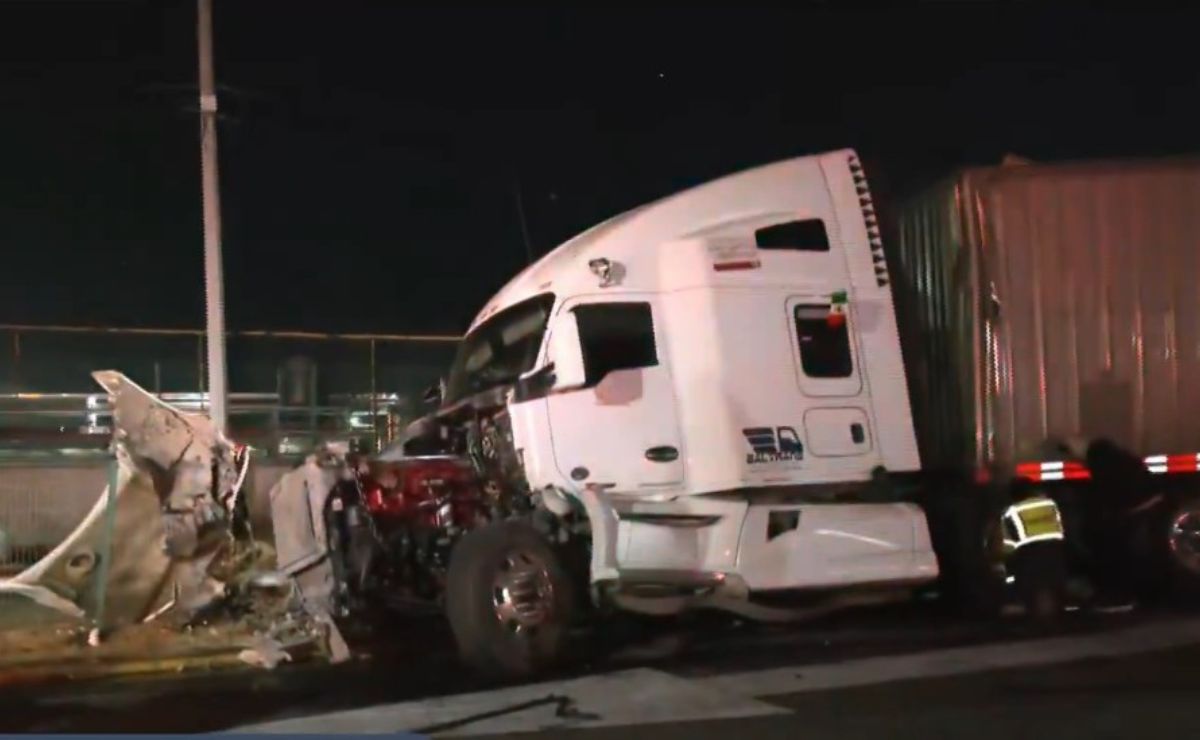 Roban tr&aacute;iler sobre la M&eacute;xico-Quer&eacute;taro, los persiguen y chocan contra caseta de Tepotzotl&aacute;n