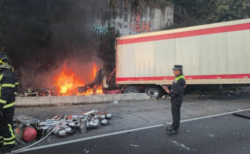 Video: Tráiler choca y se incendia sobre la autopista México-Toluca