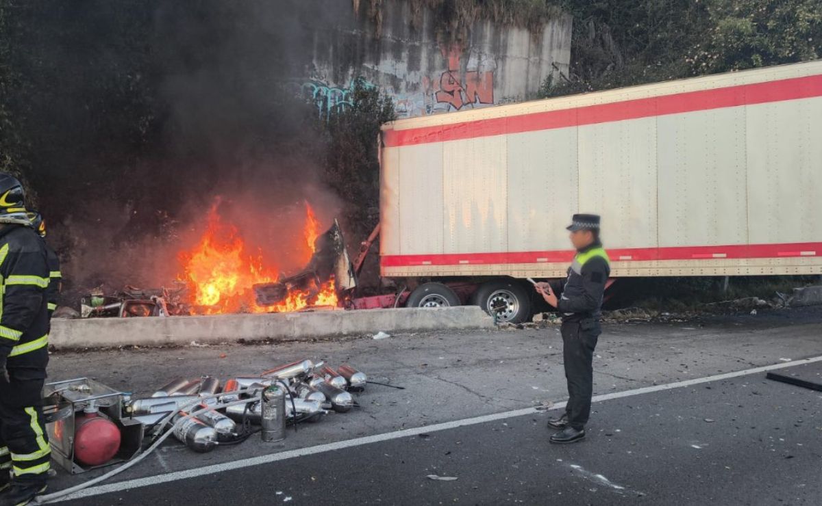 Video: Tráiler choca y se incendia sobre la autopista México-Toluca
