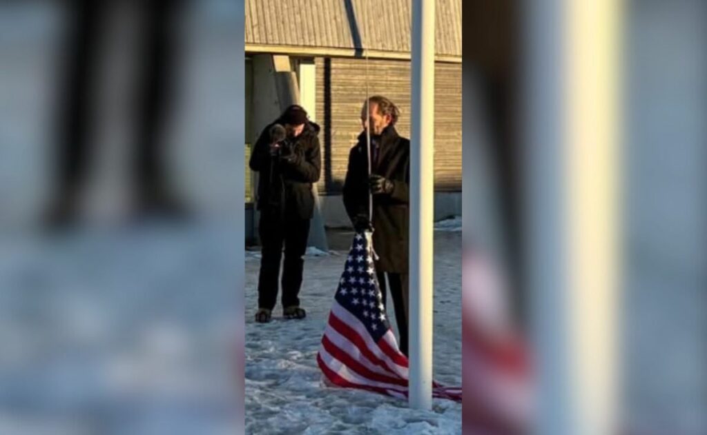 VIDEO: Cómico intenta izar una bandera de EE.UU. en Groenlandia; es multado