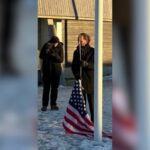 VIDEO: Cómico intenta izar una bandera de EE.UU. en Groenlandia; es multado