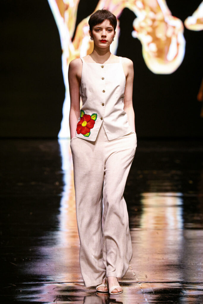 Vestidos de noche con bordados de la cultura zapoteca roban las miradas en una pasarela de Intermoda - d17993e2a5c3fcfc195bf0c216162e0cdddf1587w-683x1024