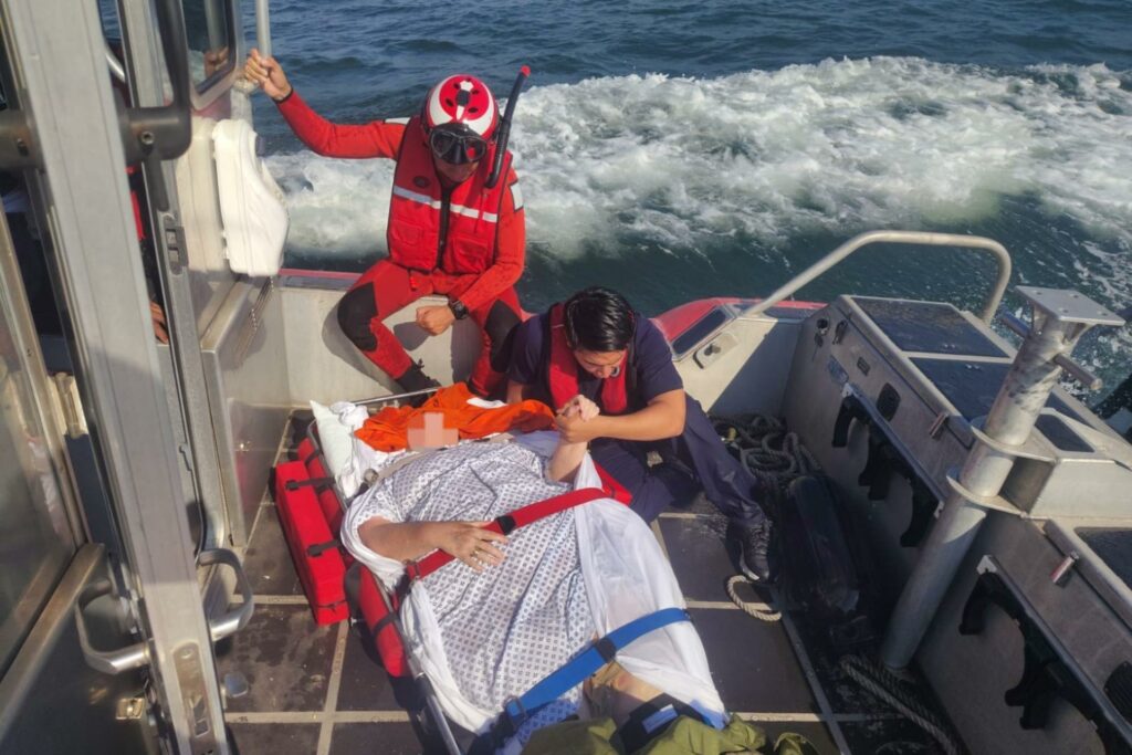 Marina brinda apoyo médico a mujer frente a costas de Michoacán