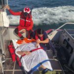 Marina brinda apoyo médico a mujer frente a costas de Michoacán