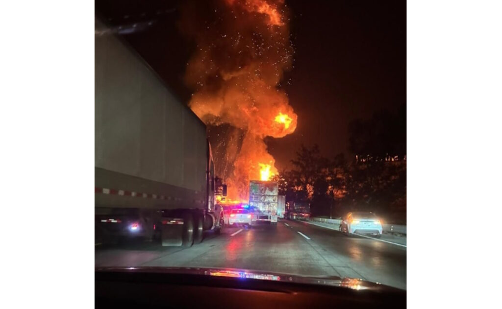 Explosión de pipa provoca cierre en la autopista México-Querétaro