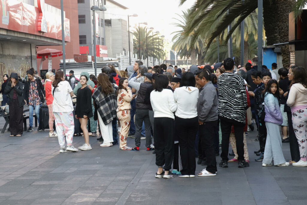 Suman dos muertos en México por el sismo de 6.5