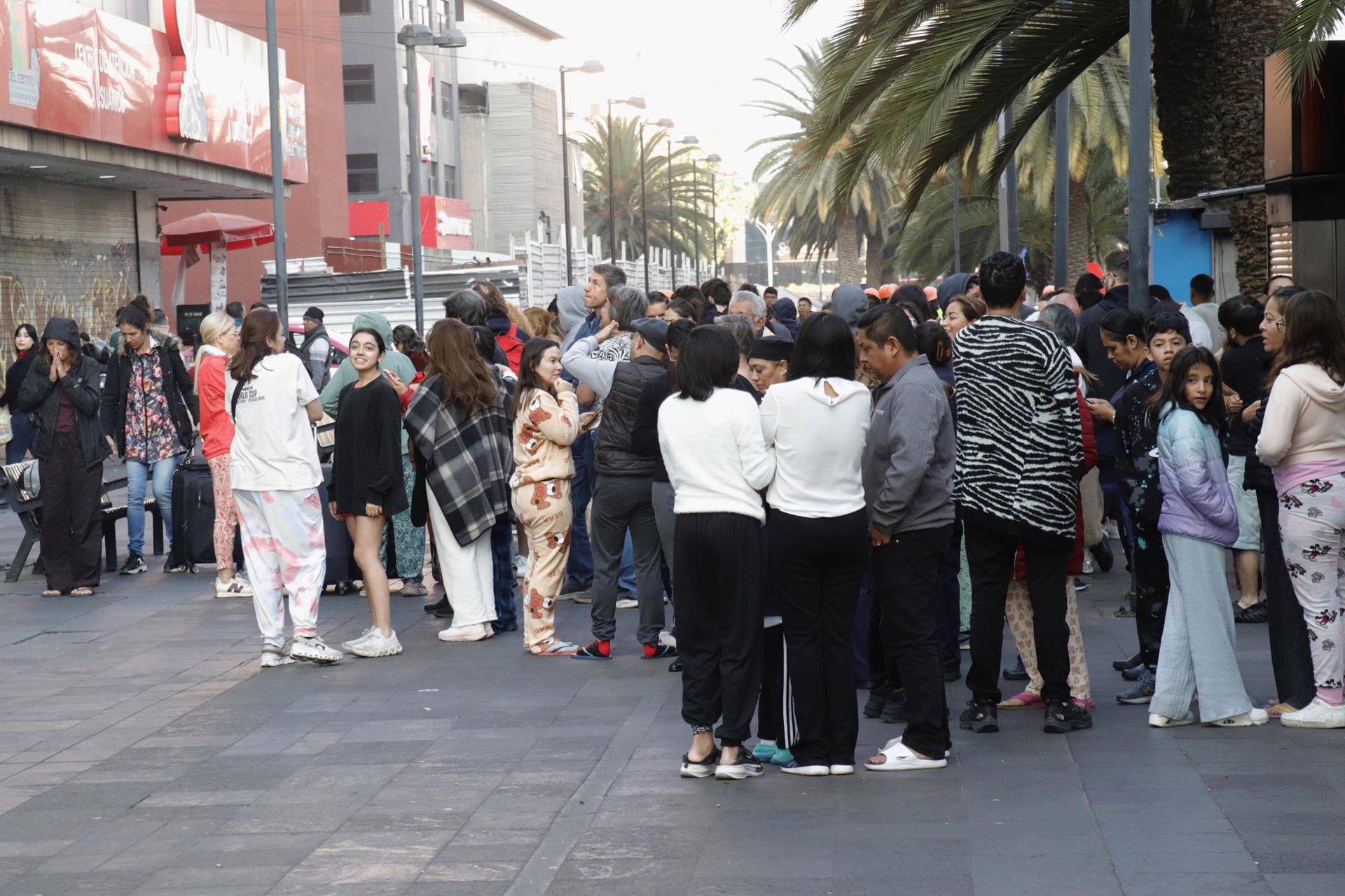 Suman dos muertos en México por el sismo de 6.5