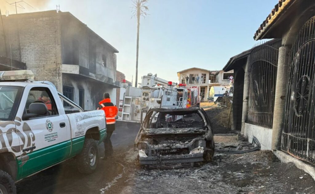 Video: Incendio consume presunta bodega de huachicol en Michoacán