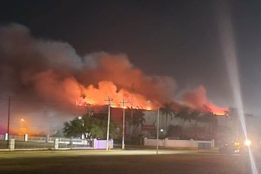 Incendio en maquiladora de Matamoros, Tamaulipas, deja tres bomberos muertos