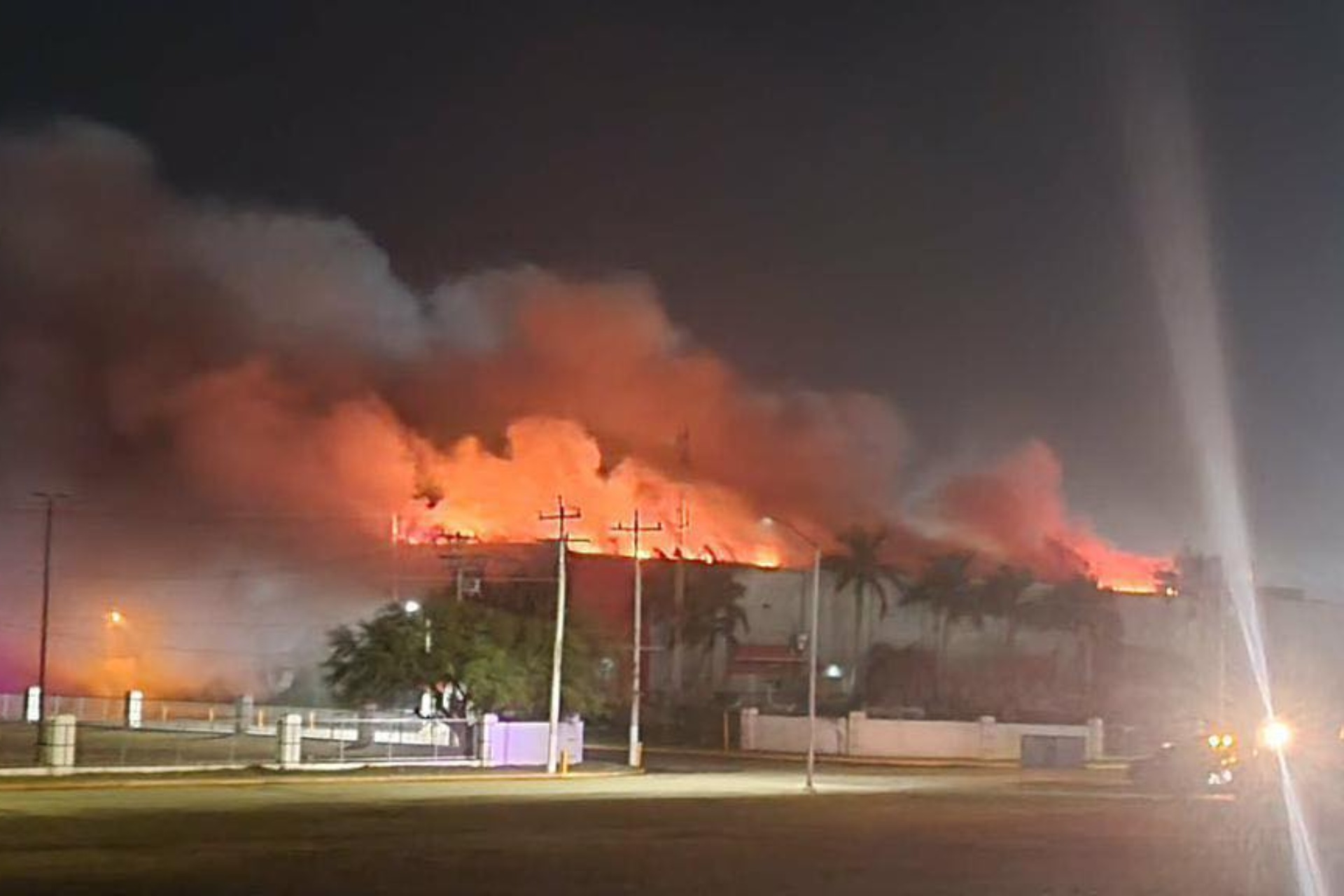 Incendio en maquiladora de Matamoros, Tamaulipas, deja tres bomberos muertos