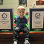 Video: Bebé de 2 años bate dos récord Guinness de billar