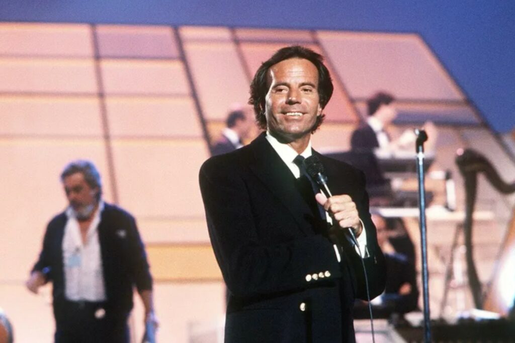 Fiscalía española archiva la denuncia por agresión sexual en contra del cantante Julio Iglesias