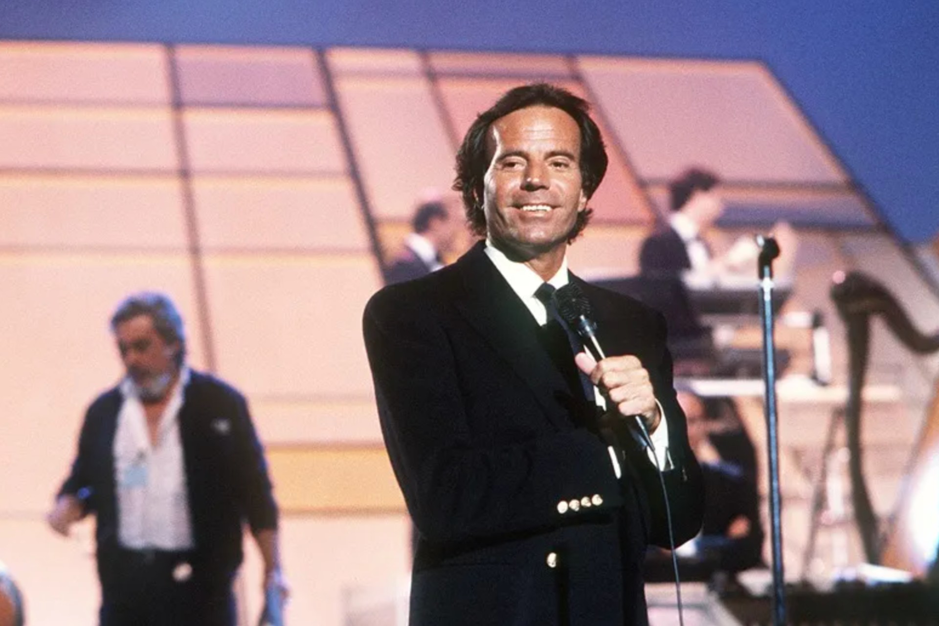 Fiscalía española archiva la denuncia por agresión sexual en contra del cantante Julio Iglesias Fiscalía española archiva la denuncia por agresión sexual en contra del cantante Julio Iglesias