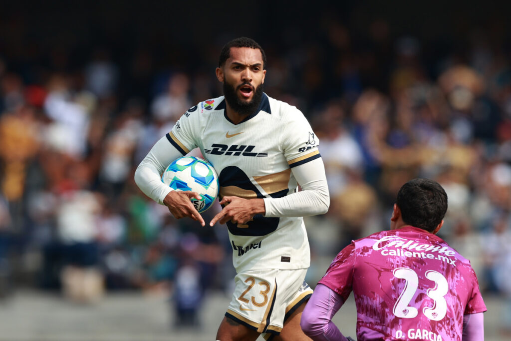 Juninho rescata el empate para Pumas ante León