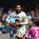 Juninho rescata el empate para Pumas ante León