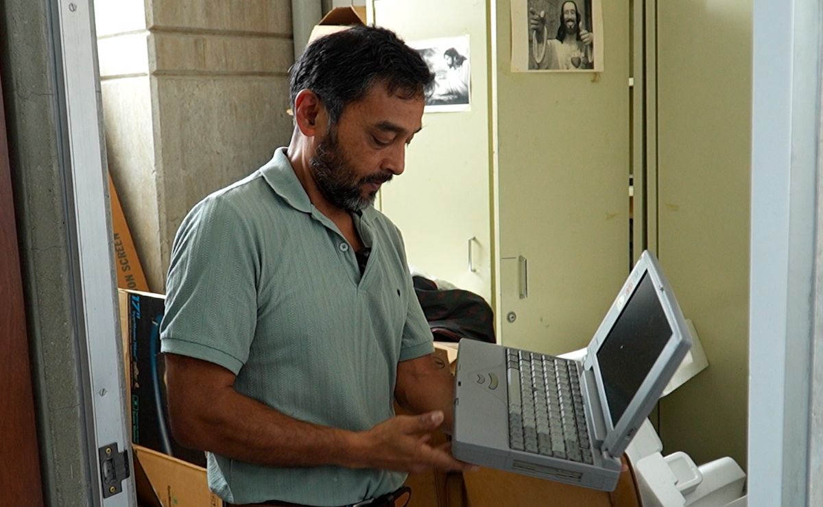 Dona tu computadora al profe que convierte la basura electr&oacute;nica en oportunidades