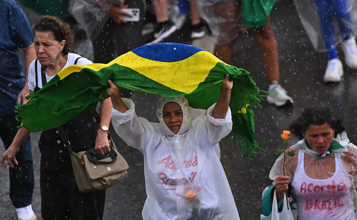 Video: Rayo cae durante manifestación a favor de Bolsonaro; hay varios heridos Video: Rayo cae durante manifestación a favor de Bolsonaro; hay varios heridos