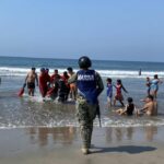 Marina rescata a 4 personas en riesgo de ahogarse en playa de Guerrero