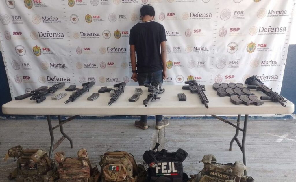 Arrestan a menor de edad en Veracruz; aseguran armas y equipo táctico
