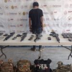 Arrestan a menor de edad en Veracruz; aseguran armas y equipo táctico