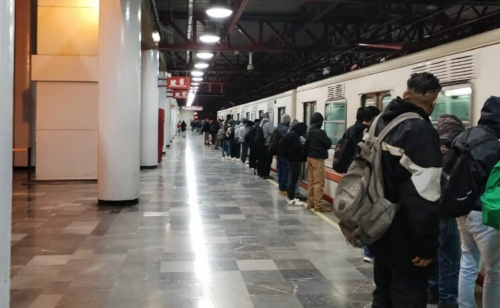 Retiro de trenes retrasan servicio en Metro CDMX