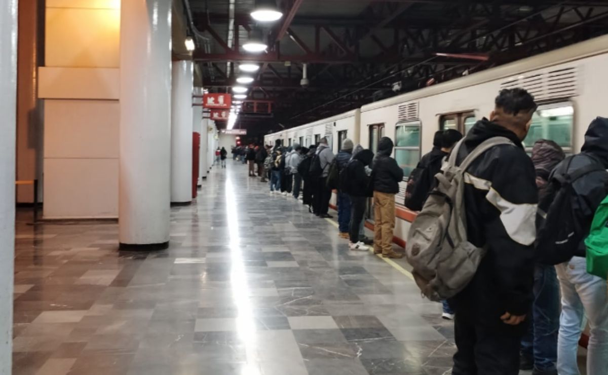 Retiro de trenes retrasan servicio en Metro CDMX