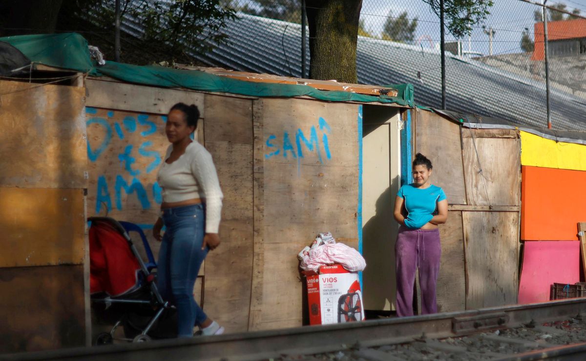 Cambia tendencia en 2026: Migrantes buscan quedarse en México y no en EE.UU. - migrantes-en-asentamiento-irregular-en-cdmx