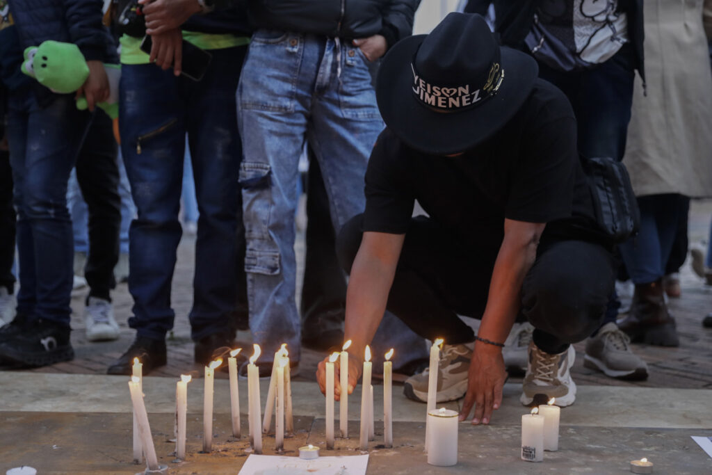 Miles de personas se reúnen en Bogotá para despedir con música y velas a Yeison Jiménez