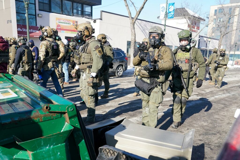 Minnesota moviliza a la Guardia Nacional tras muerte de hombre a manos de agentes federales