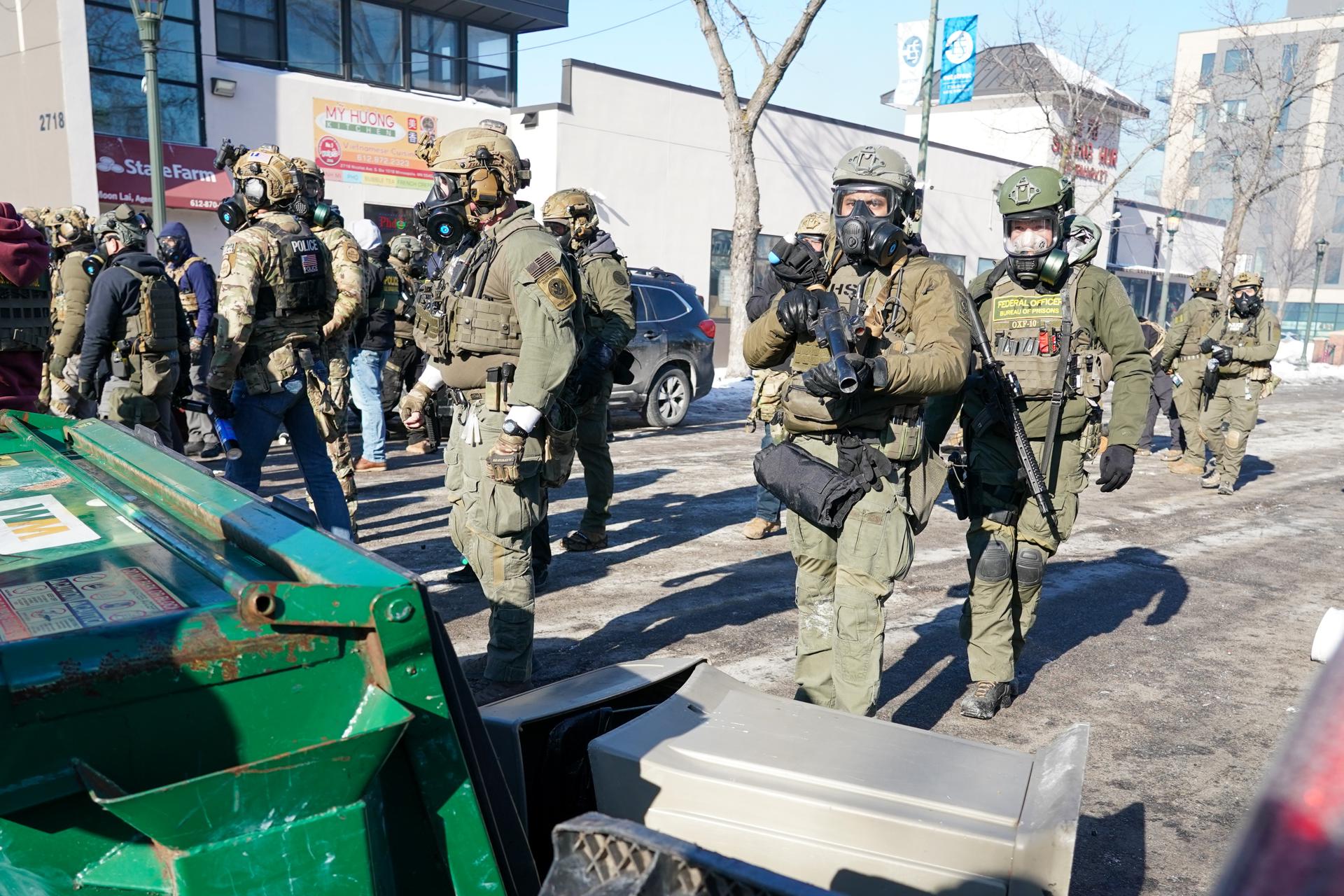 Minnesota moviliza a la Guardia Nacional tras muerte de hombre a manos de agentes federales