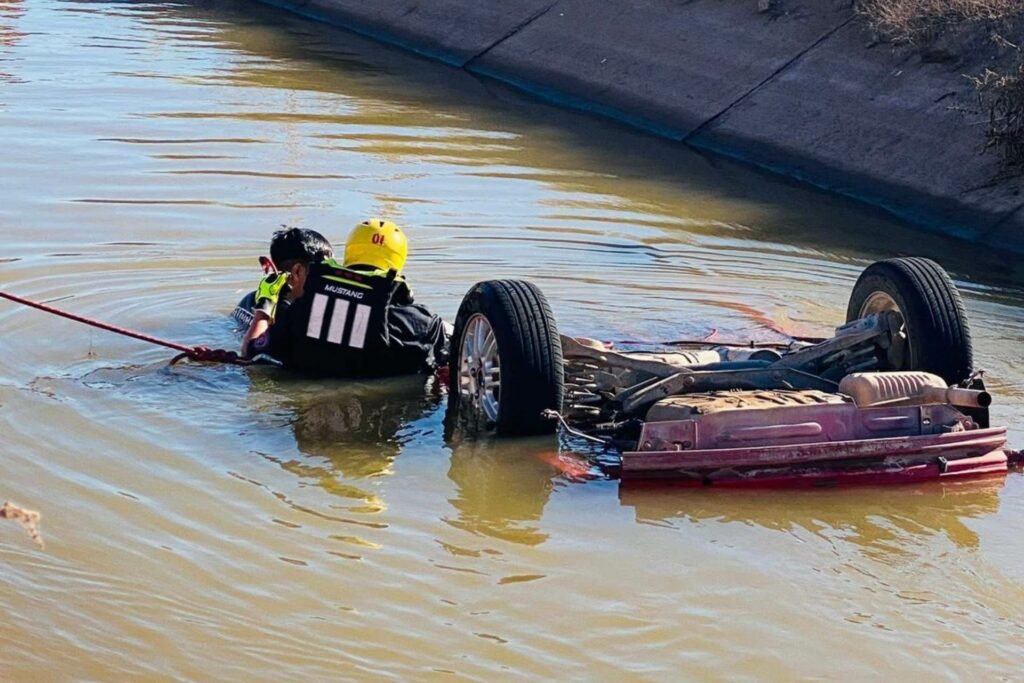 Mueren cuatro jóvenes tras volcar su auto en canal de Navojoa, Sonpra