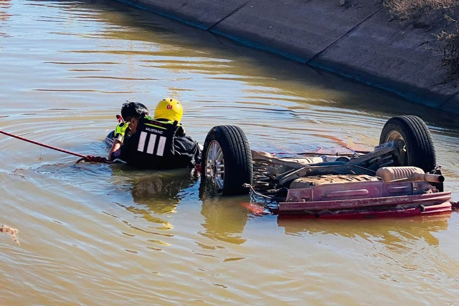 Mueren cuatro jóvenes tras volcar su auto en canal de Navojoa, Sonora