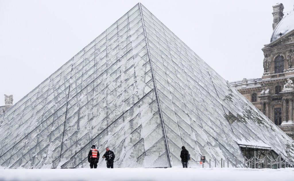 Museo Louvre reabre por completo tras suspensión de la huelga de empleados