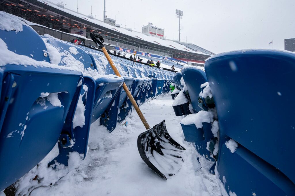 Buffalo Bills pide ayuda a sus aficionados para retirar la nieve de su estadio
