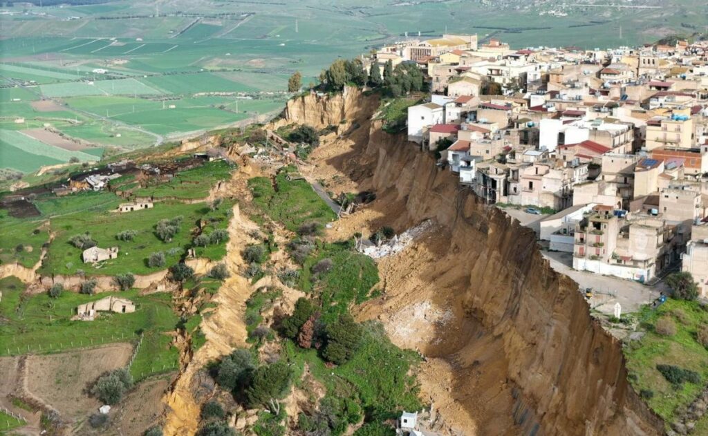 Video: Pueblo siciliano queda al borde de barranco por temporal