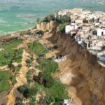 Video: Pueblo siciliano queda al borde de barranco por temporal