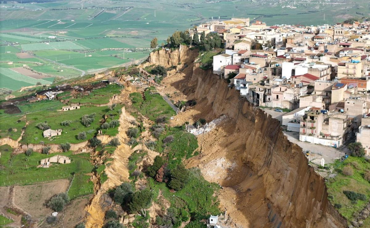 Video: Pueblo siciliano queda al borde de barranco por temporal