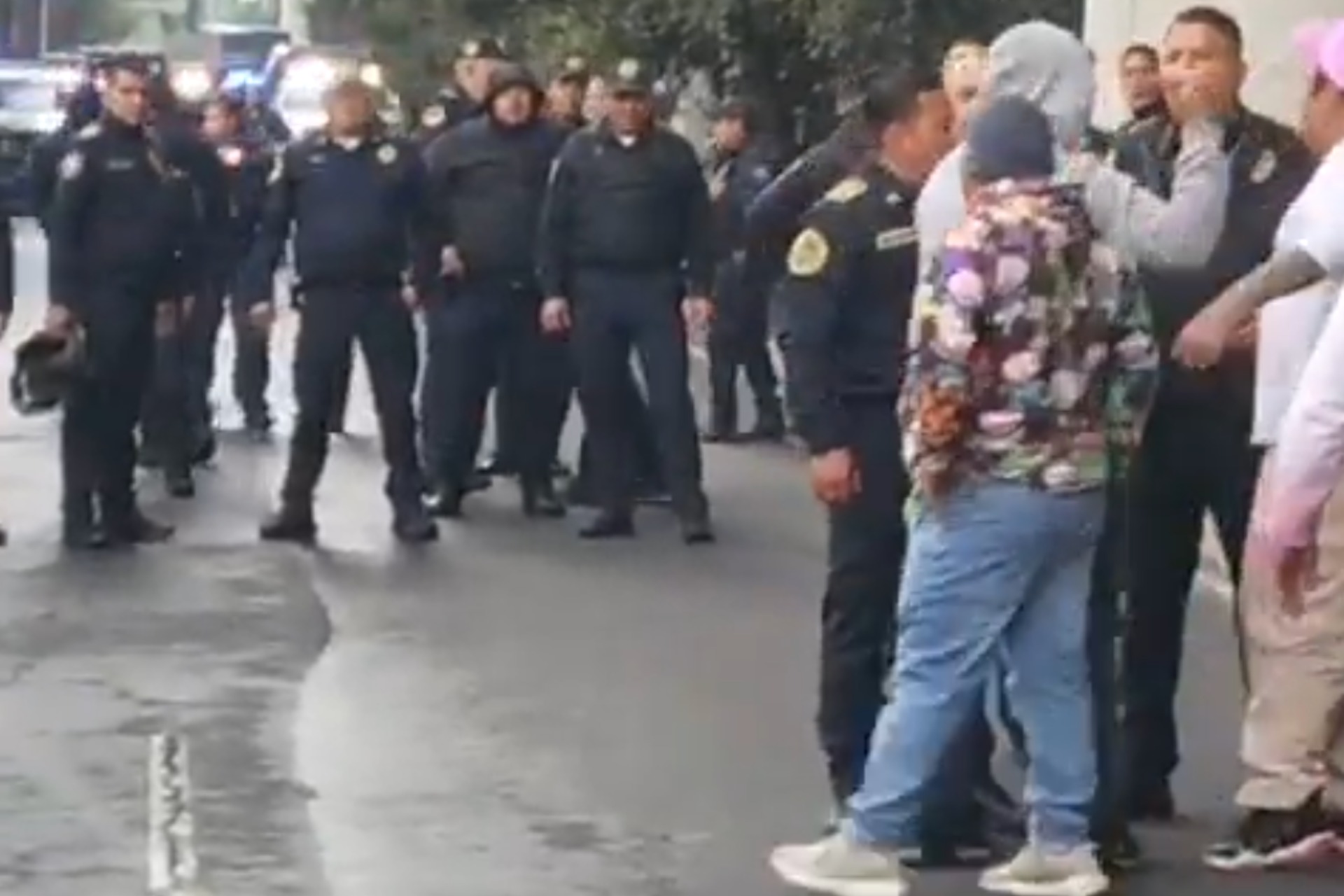 Video: Policías y repartidores por aplicación se enfrentan en Viaducto Tlalpan, CDMX