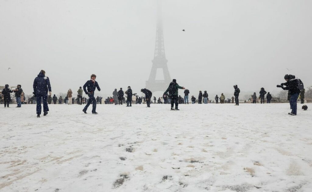 Cierre de escuelas, aeropuertos paralizados e inundaciones por temporal de frío en Europa