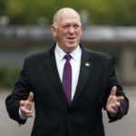 Tom Homan, zar fronterizo de EE.UU., afirma que no “renunciarán” a la misión migratoria de Trump
