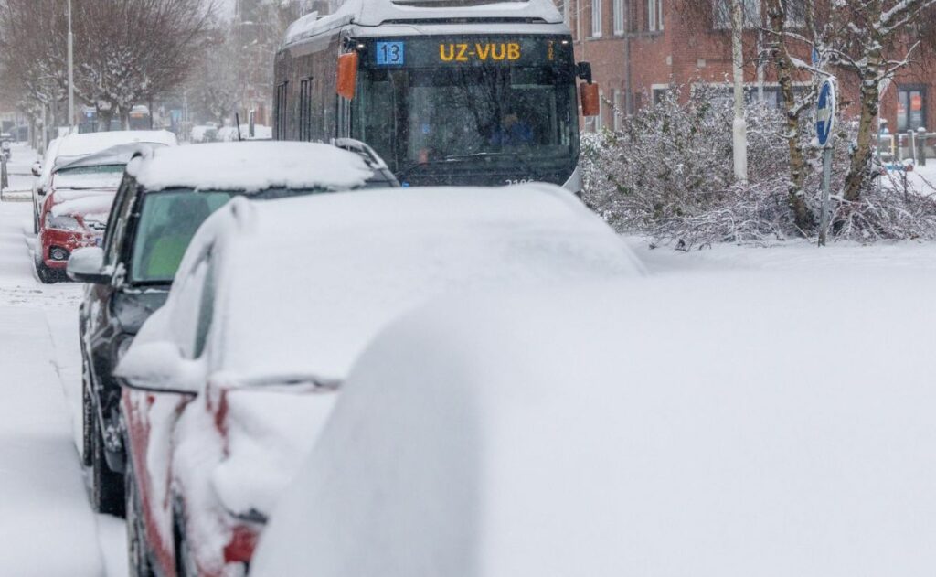Nieve colapsa media Europa: cientos de vuelos cancelados y atascos kilométricos