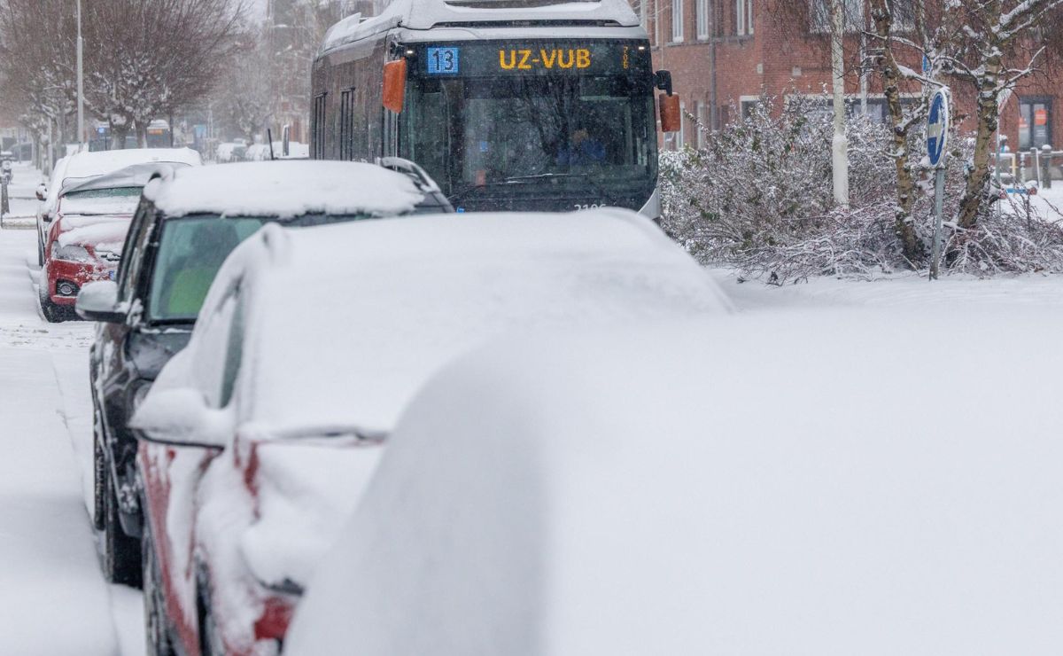Nieve colapsa media Europa: cientos de vuelos cancelados y atascos kilométricos Nieve colapsa media Europa: cientos de vuelos cancelados y atascos kilométricos
