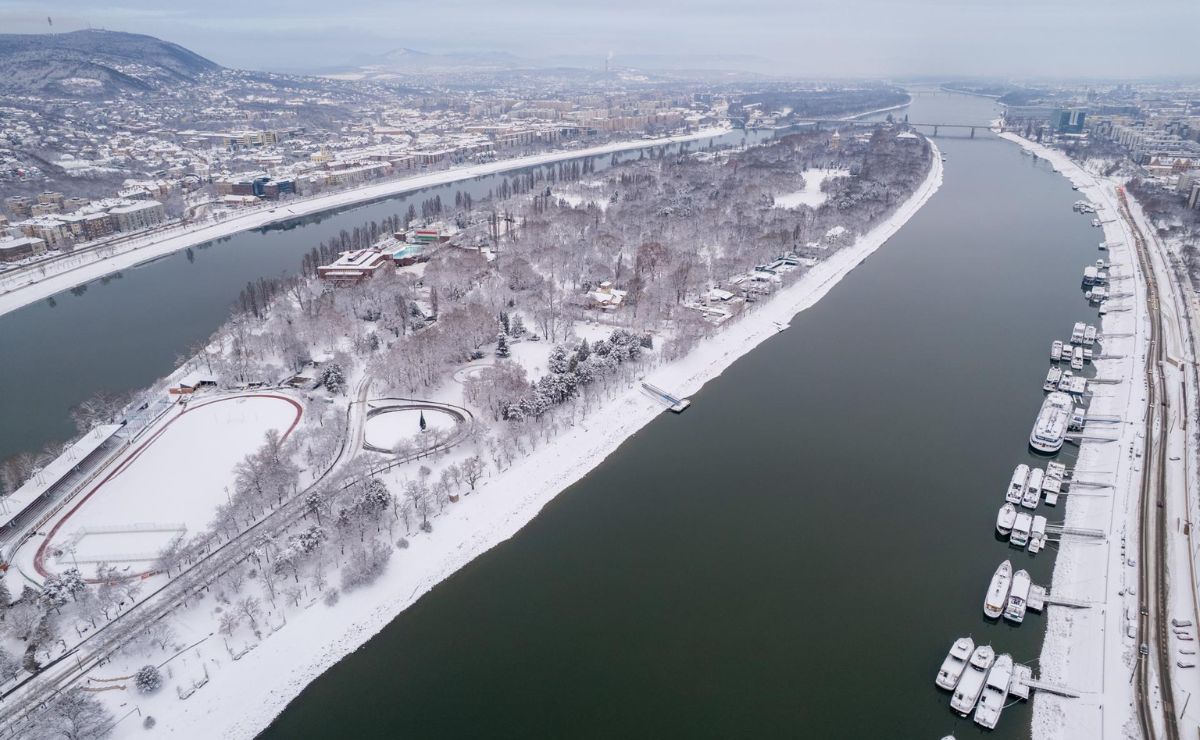 Nieve colapsa media Europa: cientos de vuelos cancelados y atascos kilométricos - tormenta-de-nieve-en-hungria