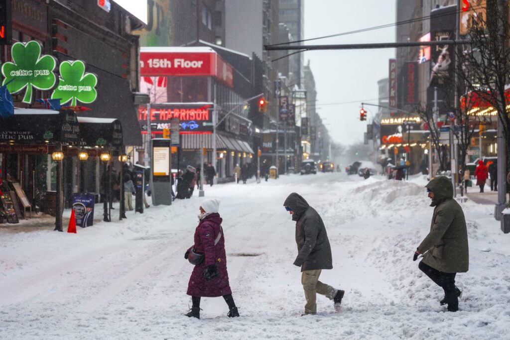 Al menos 6 muertos y un millón de hogares sin electricidad por tormenta invernal en EE.UU.