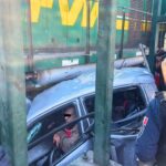 Tren arrolla vehículo en la Cuauhtémoc; adulto mayor queda prensado